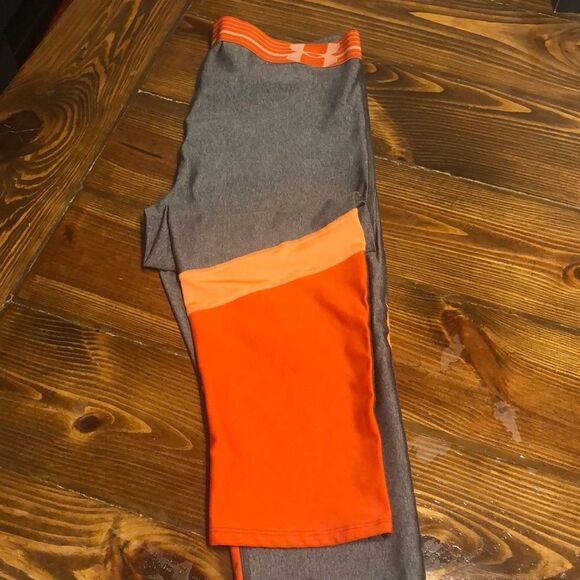Under Armour Size Med Cropped Workout Pants - Picture 2 of 6